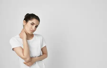 Женщина держится за шею, проблемы со здоровьем, дискомфорт, медицина, лечение