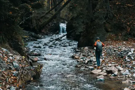 Осенняя река в горах на фоне природы, леса и путешествий, модель в стиле туризма