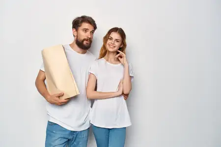 Молодая пара стоит рядом, семейный шопинг, светлый фон