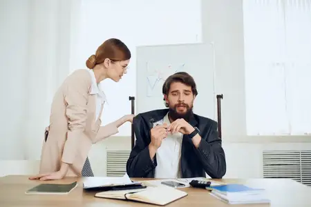 Коллеги общаются на работе в офисе за письменным столом