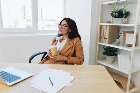 Женщина-бизнесмен работает в офисе за столом