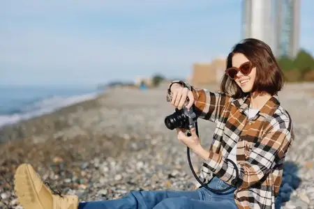 Пляжная фотография: женщина с камерой на открытом воздухе, портрет, образ жизни, морское побережье, береговая линия, солнечный день, объектив, снаряжение, путешественник, путешествие, отпуск…