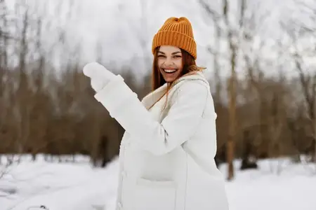 Женщина гуляет по зимнему полю, пейзаж, развлечения на свежем воздухе