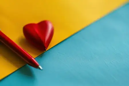 Искреннее вдохновение для путешествий с письменными принадлежностями и красочным фоном