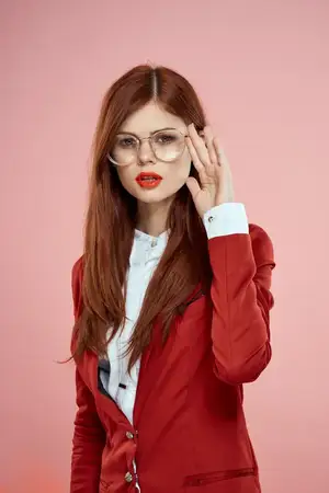 Симпатичная женщина в красном пиджаке и очках