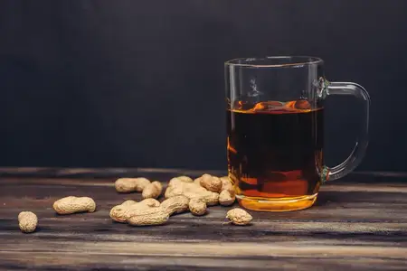 Арахис в скорлупе, пивная кружка, бар, алкогольная закуска, отдых