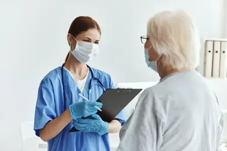 Пациент и врач во время посещения больницы, оба в медицинских масках