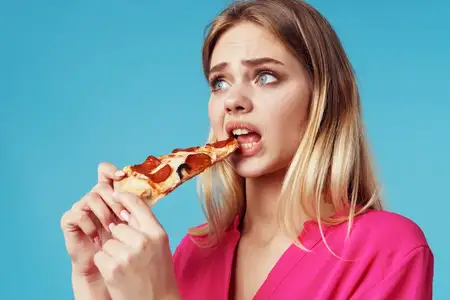 Симпатичная девушка в розовой футболке, фастфуд, перекус, образ жизни