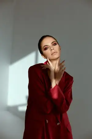 Симпатичная брюнетка с ярким макияжем, в красной куртке, мода, гламур