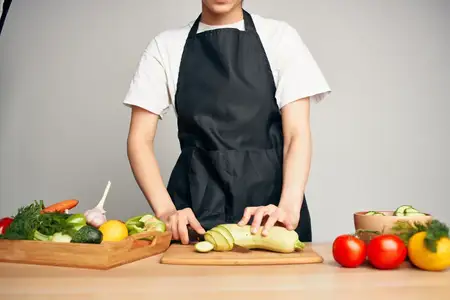Домохозяйка на кухне нарезает овощи, здоровое питание, витамины