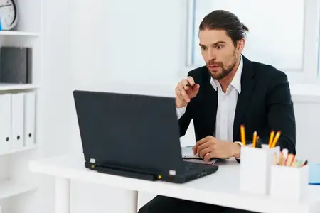 Офисный работник, офисная работа, синяя папка для документов