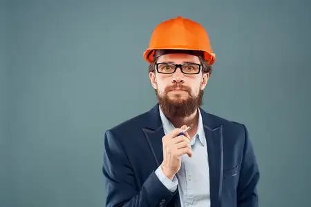 Мужчина в костюме, выполняющий малярные работы в оранжевом цвете, бизнес, профессионал, промышленность