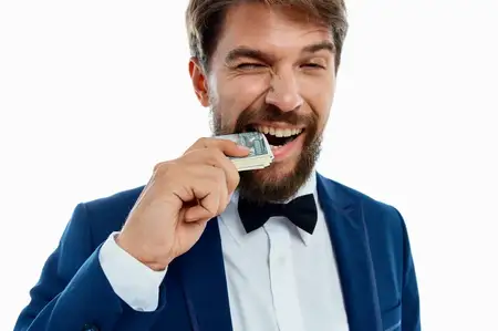 Мужчина в костюме, финансы, успех на светлом фоне
