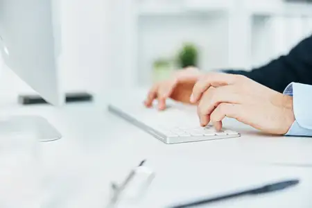 Клавиатура настольного компьютера, набор текста, документы в офисе