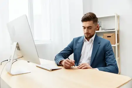 Бизнесмены сидят за компьютером, работают, начальник, технологии