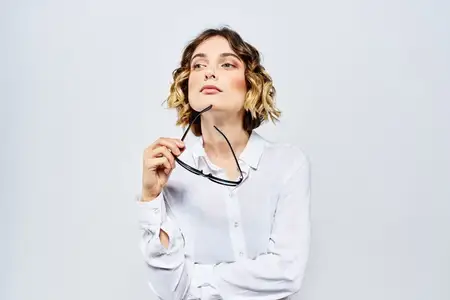 Женщина в очках, работающая в офисе, занимается финансами