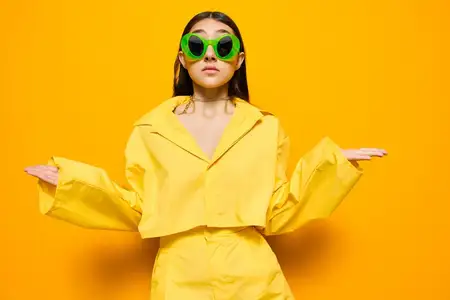 Стильная женщина танцует, демонстрируя модный и творческий образ