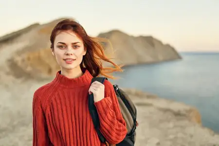 Женщина в горах, приключенческий туризм, модель, пейзаж, море