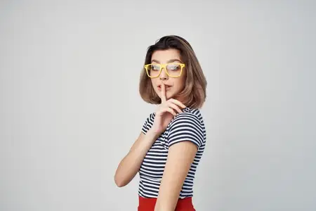 Веселая женщина в желтых очках, летняя мода, позирует в студии