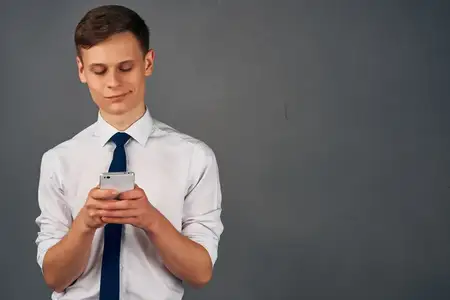 Менеджер с телефоном в руке разговаривает с офисным сотрудником