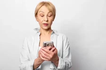 Женщина со смартфоном в руках, стресс и тревога, цифровое общение, использование мобильного экрана