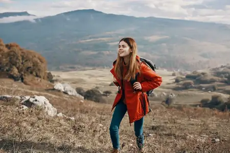 Молодая женщина-туристка путешествует в горах на фоне природы и пейзажа