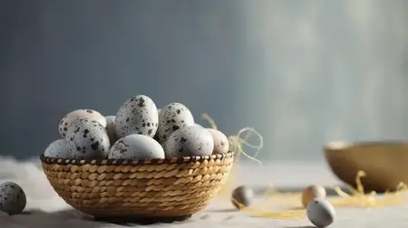 Деревенское пасхальное торжество: красочное гнездо из перепелиных яиц на деревянном столе