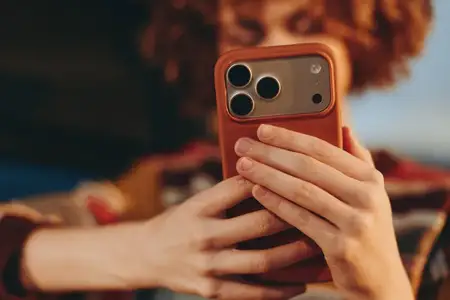 Женщина держит смартфон, портрет в стиле лайфстайл дома