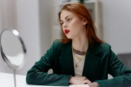 Уставшая молодая бизнес-леди пришла после работы и, отводя взгляд, размышляет о решении сложной проблемы, выходе из кризиса