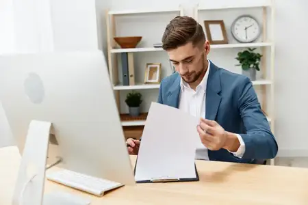 Бизнесмены сидят за компьютером, работая с документацией начальника, на сером фоне