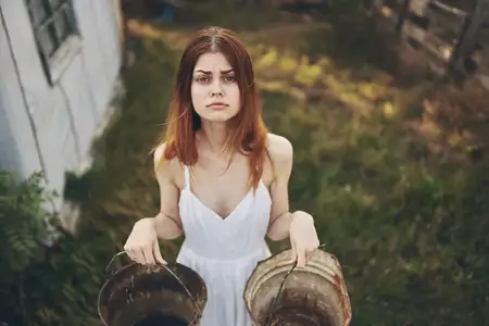 Женщина в белом платье, лето, загородная природа, образ жизни