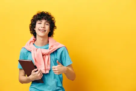 Студент, образование, блокнот, жест рукой, жёлтый фон
