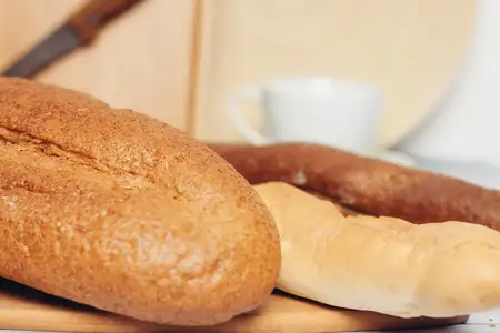 Нарезная доска с патронами, кухня, завтрак, запечённое