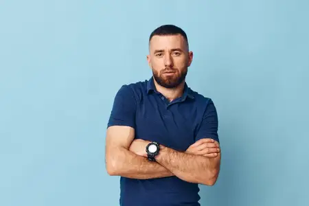 Изолированный мужчина, взрослый, лицо, уверенный, фон, серьезный, кавказец, стоит, красивый, выражение лица, смотрит, фон, молодой, привлекательный, повседневный, борода, портрет, персона, мужчина