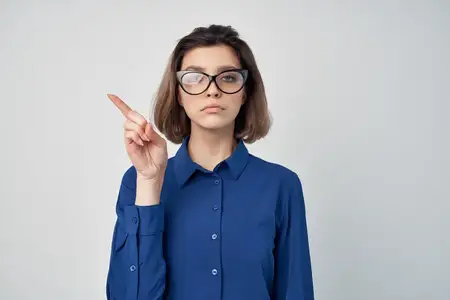 Деловая женщина в синей рубашке на официальном изолированном фоне