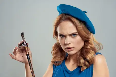 Женщина-художница с кистью в руке, в синем берете и платье, хобби, искусство, образ жизни, светлый фон