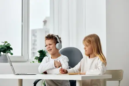 Счастливые мальчик и девочка-кавказцы занимаются и играют вместе дома
