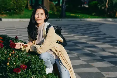 Женщина, цветы, на открытом воздухе, улыбка, повседневная одежда, рюкзак, парк, сад, дневной свет, улица, букет, зелень, солнечный свет, одежда, поза, стоя на коленях, город, природа, цвета…