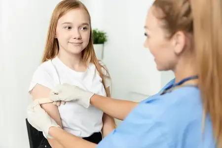 Врач заклеивает руку лейкопластырем после вакцинации в больнице