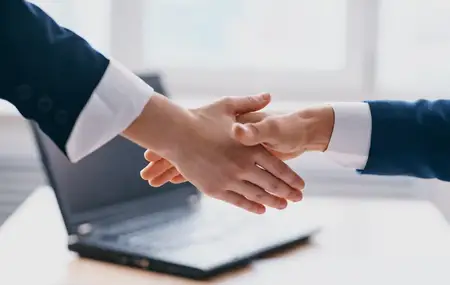 Деловые люди обмениваются рукопожатием на работе
