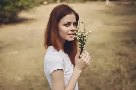 Красивая женщина путешествует, отдыхает среди растений, солнца и свободы