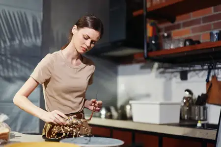 Женщина готовит на кухне, используя нож и лопатку на разделочной доске