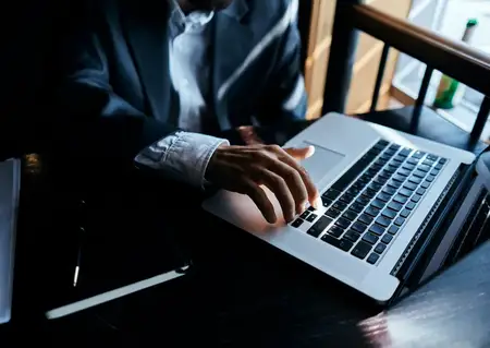 Работа за ноутбуком: технологии, коммуникация, официальный стиль жизни