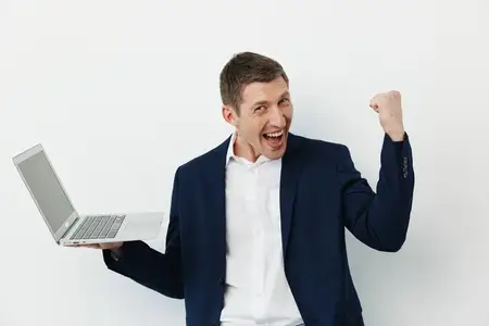 Взрослый мужчина, молодой парень, бизнесмен, работающий, профессиональный, европеоид, мужчина, технология, менеджер, ноутбук, бизнес, интернет, человек, портрет, офис, успех, компьютер, выражение…