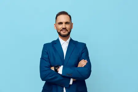 Этот уравновешенный руководитель излучает успех, доверие и надежность с аккуратным костюмом, скрещенными руками и легкой улыбкой, что идеально подходит для брендинга и сообщений о лидерстве на…