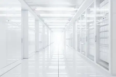 Футуристический коридор центра обработки данных, освещённый ярким белым светом, со стеклянными серверными комнатами и полированным полом