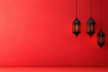 Три стильных фонаря, подвешенные на ярком красном фоне, идеально подходят для создания уютной и романтичной атмосферы в домашнем декоре или праздничной обстановке