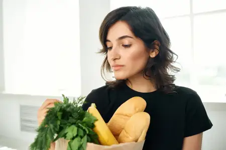 Женщина на кухне с пакетом продуктов, приготовление еды, доставка продуктов, здоровье