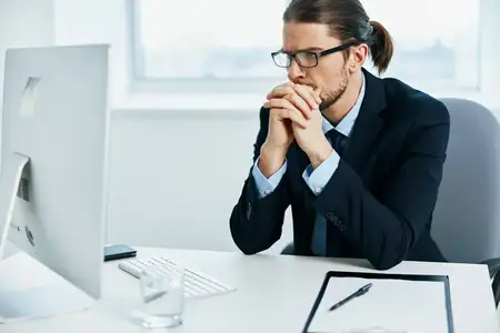 Бизнесмен за рабочим столом в процессе работы