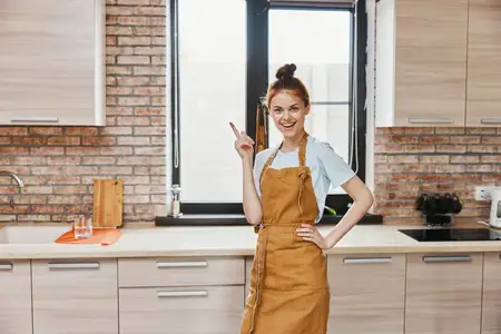 Красивая женщина на кухне в квартире, среди кухонной утвари и предметов интерьера, домашняя жизнь